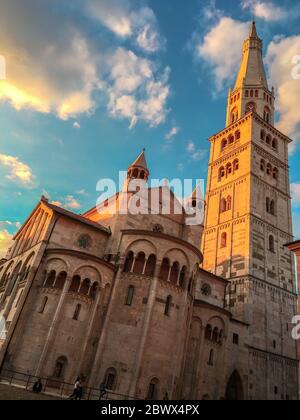 Dom und Ghirlandina Turm in Modena, Italien Stockfoto