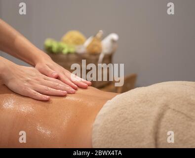 Nahaufnahme der Massage Spa Verfahren auf unscharfen Hintergrund mit Kopierraum. Salon Relax-Therapie mit weiblichen Händen und Körper Stockfoto