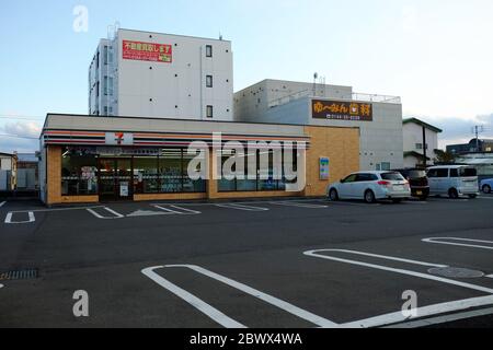 TOMAKOMAI, JAPAN - 16. NOVEMBER 2019: 7-Eleven Stand Alone Supermarkt in Tomakomai. In Japan gibt es fast 31 % der weltweiten Geschäfte. Stockfoto