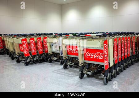 SAPPORO, JAPAN - 09. NOVEMBER 2019: Coca Cola Logo auf dem Gepäckwagen des Flughafens. Coca-Cola ist ein kohlensäurehaltiges Softdrink. Es wird von der Coca-Cola C hergestellt Stockfoto