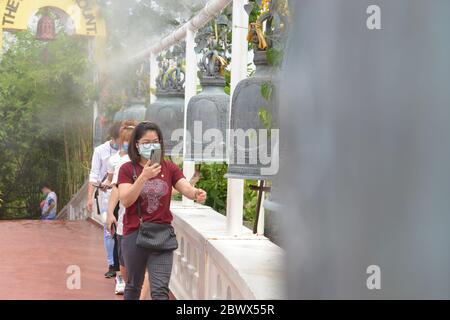 Bangkok, Thailand. Juni 2020. Wat Saket Ratchaworamahawiharn (der Goldene Berg) steht Buddhisten offen, um den Reliquien zu huldigen. Nachdem der Tempel für 2 Monate geschlossen werden musste, um den Ausbruch von Covid-19 zu verhindern. (Foto: Teera Noisakran/Pacific Press) Quelle: Pacific Press Agency/Alamy Live News Stockfoto