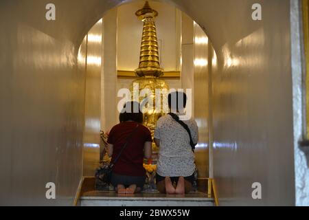 Bangkok, Thailand. Juni 2020. Wat Saket Ratchaworamahawiharn (der Goldene Berg) steht Buddhisten offen, um den Reliquien zu huldigen. Nachdem der Tempel für 2 Monate geschlossen werden musste, um den Ausbruch von Covid-19 zu verhindern. (Foto: Teera Noisakran/Pacific Press) Quelle: Pacific Press Agency/Alamy Live News Stockfoto