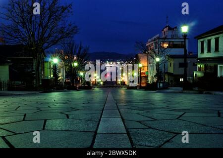 Landschaft der Hakodate Bucht von Hachiman Zaka Piste in der Herbstnacht vom Mount Hakodate. Hakodate ist drittgrößte Stadt in Hokkaido, Japan. Stockfoto