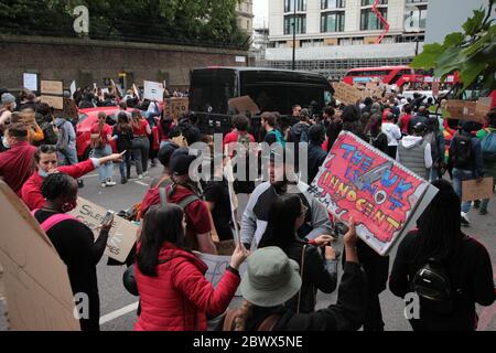 LONDON, Großbritannien - 3. JUNI 2020: Demonstranten umzingeln Autos, während sie den Verkehr blockieren, während sie während eines Protestes gegen Black Lives Matter durch das Zentrum Londons marschieren. Stockfoto