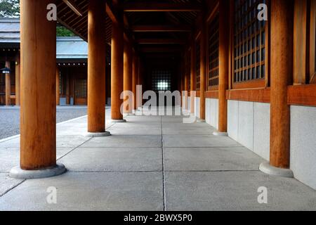 Schöner roter Korridor des japanischen Schreins. Stockfoto