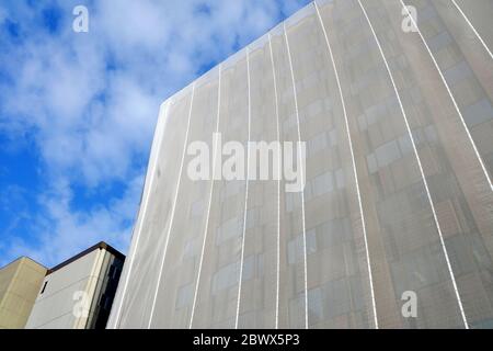 Graues Staubschutznetz des Gebäudes im Unterbau. Stockfoto