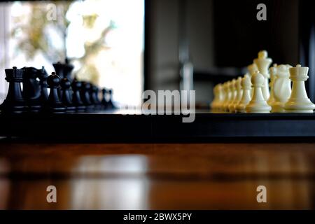 Schwarz-Weiß-Schach gegenüber anderen, geeignet für strategische Konzept. Stockfoto