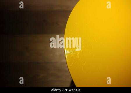 Reflexion des Lichts auf Gelber Tischfläche, geeignet für Minimal Concept. Stockfoto