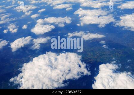 Draufsicht auf Wolken vom Flugzeugfenster. Stockfoto