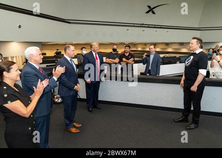 KENNEDY SPACE CENTER, USA -- 30. Mai 2020 -- US-Präsident Donald J. Trump, Vizepräsident Mike Pence, Second Lady Karen Pence und NASA-Administrator J Stockfoto