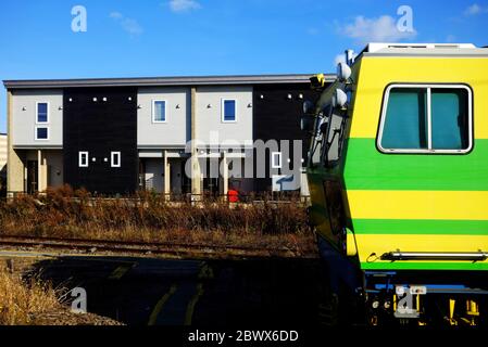 Nahaufnahme Gelbe Lokomotive mit blauem Himmel Hintergrund. Stockfoto