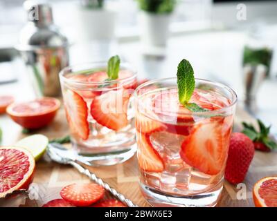 Gläser mit alkoholischen Cocktails stehen auf dem Tisch Stockfoto