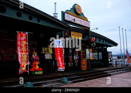 HAKODATE, JAPAN - 13. NOVEMBER 2019: Lucky Pierrot in der Hakodate Bucht. Lucky Pierrot ist die Nummer eins der japanischen Fast Food, die 1987 gegründet wurde. Stockfoto