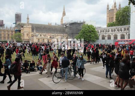 LONDON, Großbritannien - 3. JUNI 2020: Protestierende versammeln sich auf dem Parliament Square in London, Großbritannien, während sie zur Unterstützung von Black Lives Matter und George Floyd marschieren. Stockfoto