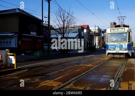 HAKODATE, JAPAN - 15. NOVEMBER 2019: Vintage Tram in Hakodate. Trams ist eine Touristenattraktion und der wichtigste Transport in Hakodate, Japan. Stockfoto