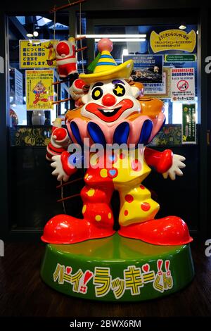 HAKODATE, JAPAN - 13. NOVEMBER 2019: Lucky Pierrot Maskottchen Figur. Lucky Pierrot ist die Nummer eins der japanischen Fast Food, die 1987 gegründet wurde. Stockfoto