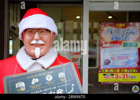 OTARU, JAPAN - 12. NOVEMBER 2019: Colonel Harland Sanders Figur im Weihnachtsmann Kostüm vor dem Kentucky Fried Chicken Restaurant in Otar Stockfoto