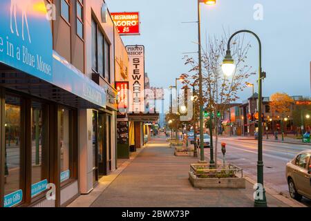 Historische Gebäude bei Nacht auf der 4th Avenue an der F Street in Downtown Anchorage, Alaska, AK, USA. Stockfoto