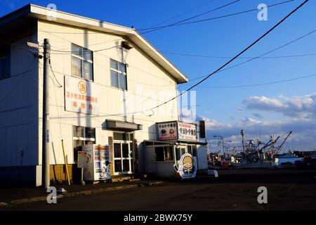 TOMAKOMAI, JAPAN - 16. NOVEMBER 2019: Marutoma Cafeteria im Hafen von Tomakomai. Es ist ein berühmtes lokales Restaurant in Tomakomai Hokkaido, Japan. Stockfoto