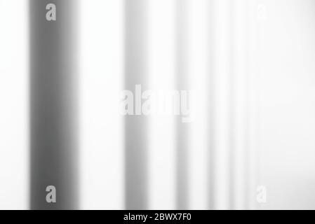 Weißer Hintergrund Mit Verwaschenem Vertikalen Streifen. Stockfoto