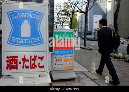 SAPPORO, JAPAN - 12. NOVEMBER 2019: Lawson Station ist ein 1939 gegründetes Convenience-Geschäft in Japan. Stockfoto