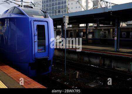 HOKKAIDO, JAPAN - 15. NOVEMBER 2019: Hokuto Super Train, der Expresszug zwischen Sapporo und Hakodate, betrieben von Hokkaido Railway Comp Stockfoto