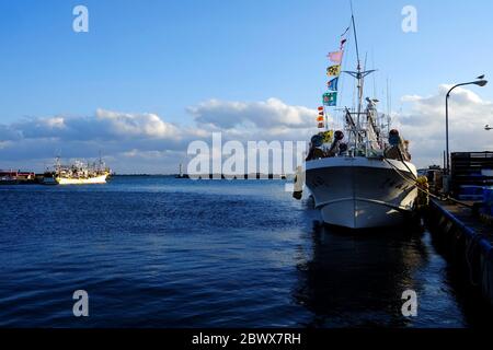 TOMAKOMAI, JAPAN - 16. NOVEMBER 2019: Fischerboot im Hafen von Tomakomai. Tomakomai ist eine Stadt und Hafen und die fünftgrößte Stadt in Hokkaido. Stockfoto