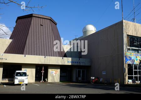 TOMAKOMAI, JAPAN - 16. NOVEMBER 2019: Tomakomai Science Museum ist ein schönes Wissenschaftszentrum, wo ein berühmtes Wahrzeichen von Tomakomai, Hokkaido Japan, ist. Stockfoto