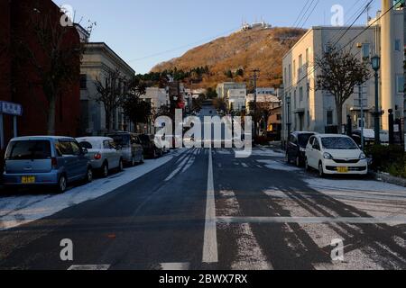 HAKODATE, JAPAN - 15. NOVEMBER 2019: Landschaft der Seilbahn auf den Berg Hakodate im Winter, wo eine berühmte Touristenattraktion in Hokkaido, Japan, ist. Stockfoto