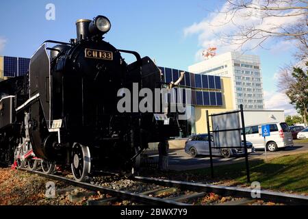 TOMAKOMAI, JAPAN - 16. NOVEMBER 2019: Alte Dampflokomotive vor dem Tomakomai Wissenschaftsmuseum, wo ist schönes Wissenschaftszentrum, wo ist ein berühmtes Land Stockfoto