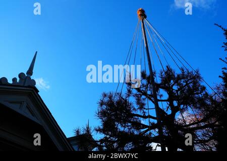Drapiertes Seil Schutz vor Schnee im Winter. Stockfoto
