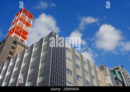 SAPPORO, JAPAN - 12. NOVEMBER 2019: NTT Building ist ein japanisches Telekommunikationsunternehmen, das am 1. August 1952 gegründet wurde. Stockfoto