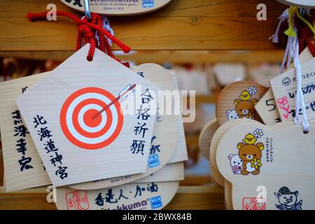 HAKODATE, JAPAN - 09. NOVEMBER 2019: EMA oder Holztafeln am Hokkaido-Schrein, wo ein berühmtes Wahrzeichen von Sapporo, Japan, ist. Stockfoto