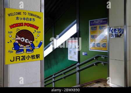 TOMAKOMAI, JAPAN - 16. NOVEMBER 2019: Willkommen bei Tomakomai Schild am Bahnhof. Tomakomai ist eine Stadt und Hafen und die fünftgrößte Stadt in Hokkaido. Stockfoto