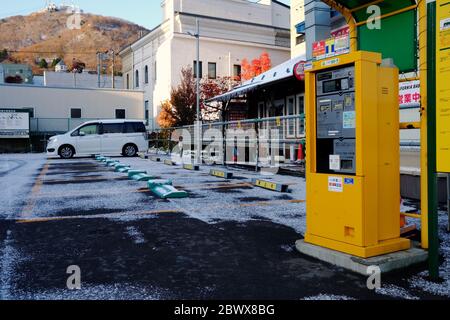 HAKODATE, JAPAN - 15. NOVEMBER 2019: Amano-Parkdienst in Hakodate. Amano ist ein berühmter Parkplatz und Parkeinrichtungen Beitrag in Japan. Stockfoto