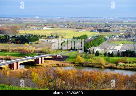 Landschaft von Sapporo von einem Berg in Moerenuma Park im Herbst. Stockfoto