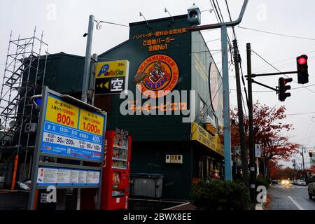 HAKODATE, JAPAN - 15. NOVEMBER 2019: Lucky Pierrot bei Hakodate im Winter. Lucky Pierrot ist die Nummer eins der japanischen Fast Food, die 1987 gegründet wurde. Stockfoto