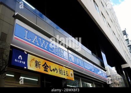 SAPPORO, JAPAN - 12. NOVEMBER 2019: Lawson Station ist ein 1939 gegründetes Convenience-Geschäft in Japan. Stockfoto