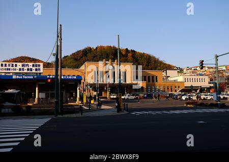 OTARU, JAPAN - 12. NOVEMBER 2019: Otaru JR Station im Herbst. Wo ist ein Bahnhof, der von der Hokkaido Bahngesellschaft betrieben wird. Stockfoto