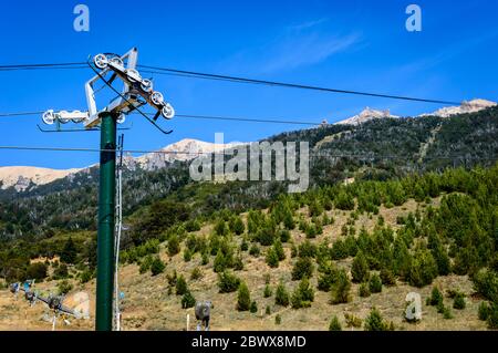 Sessellift im Sommer. Bariloche, Argentinien. Stockfoto