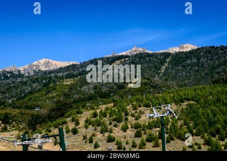 Sessellift im Sommer. Bariloche, Argentinien. Stockfoto