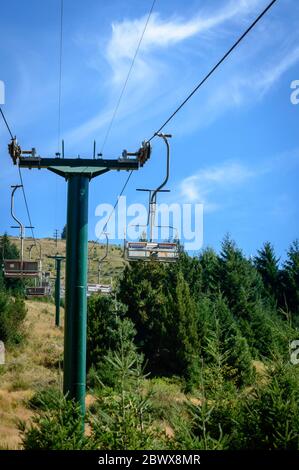 Sessellift im Sommer. Bariloche, Argentinien. Stockfoto