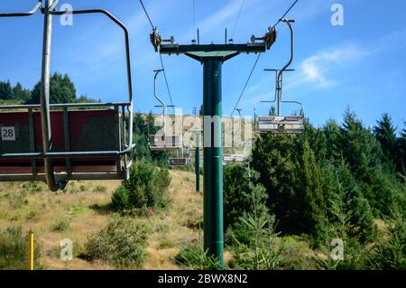 Sessellift im Sommer. Bariloche, Argentinien. Stockfoto