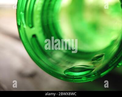 Nahaufnahme Tropfen Wasser in grüner Flaschenlippe. Stockfoto