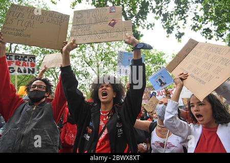 Die Menschen nehmen an einer Protestkundgebung in der Mitte Londons in Erinnerung an George Floyd Teil, der am 25. Mai in Polizeigewahrsam in der US-Stadt Minneapolis getötet wurde. Stockfoto