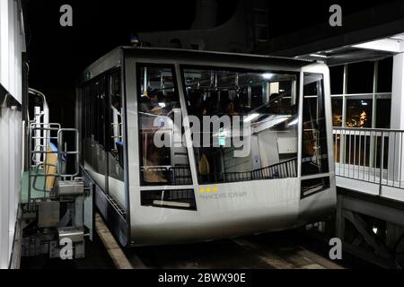 HAKODATE, JAPAN - 13. NOVEMBER 2019: Hakodate Seilbahn Basisstation in der Winternacht, wo ist eine Touristenattraktion von Hakodate, Sapporo Japan. Stockfoto