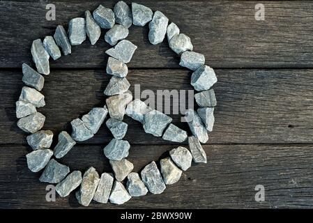 Peace Zeichen Stein auf Holztisch Hintergrund. Stockfoto