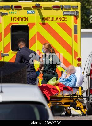 Als Lockdown erleichtert wurde Mann mit Atemmaske und Sauerstoff wird aus einem Krankenwagen und St ThomasÕ Hospital in Westminster heute 1.6.20 Pict Stockfoto