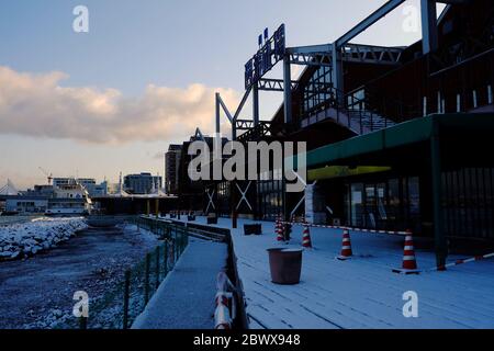 HAKODATE, JAPAN - 15. NOVEMBER 2019: Hakodate Bay im Winter. Hakodate ist eine berühmte Touristenattraktion in Hokkaido, Japan. Stockfoto