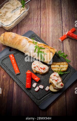 Käse-Sandwich und Krabbenstäbchen auf der Oberseite Stockfoto